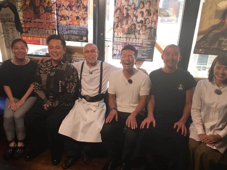 くりぃむしちゅーの二人と村田マスターを囲む来店時の集合写真