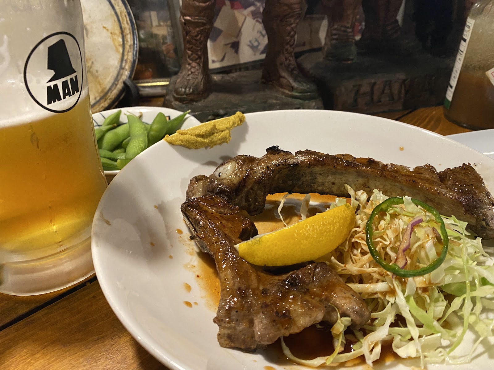 生ビールと焼きたての肉料理