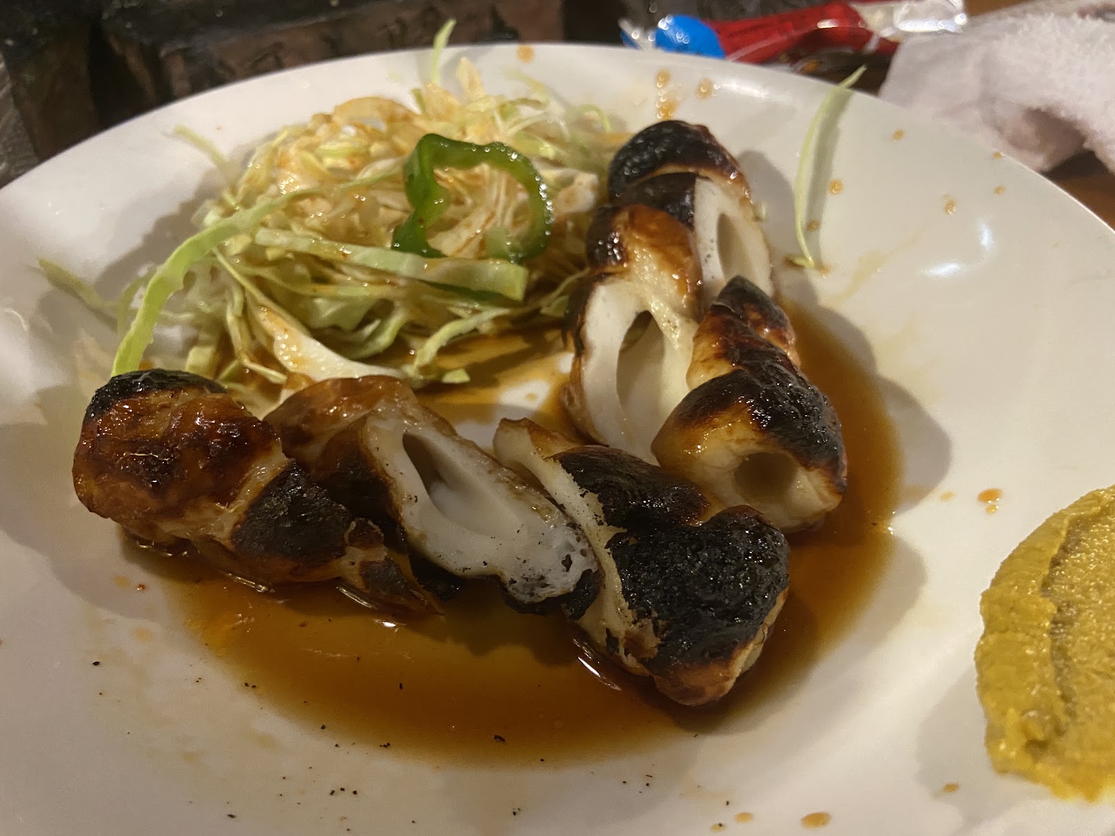 レモンを添えた焼きいか料理