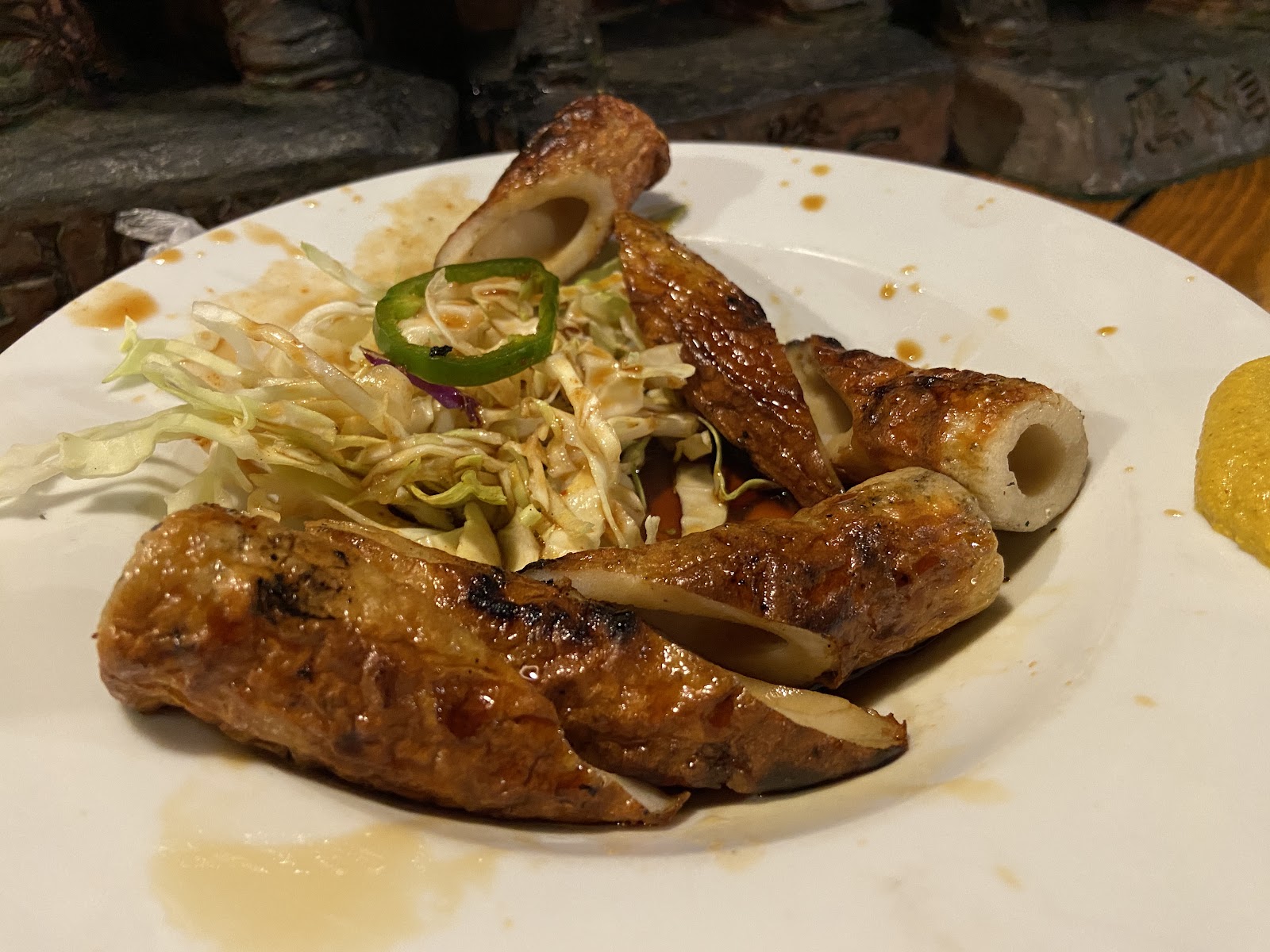 こんがり焼き上げた骨付き肉料理