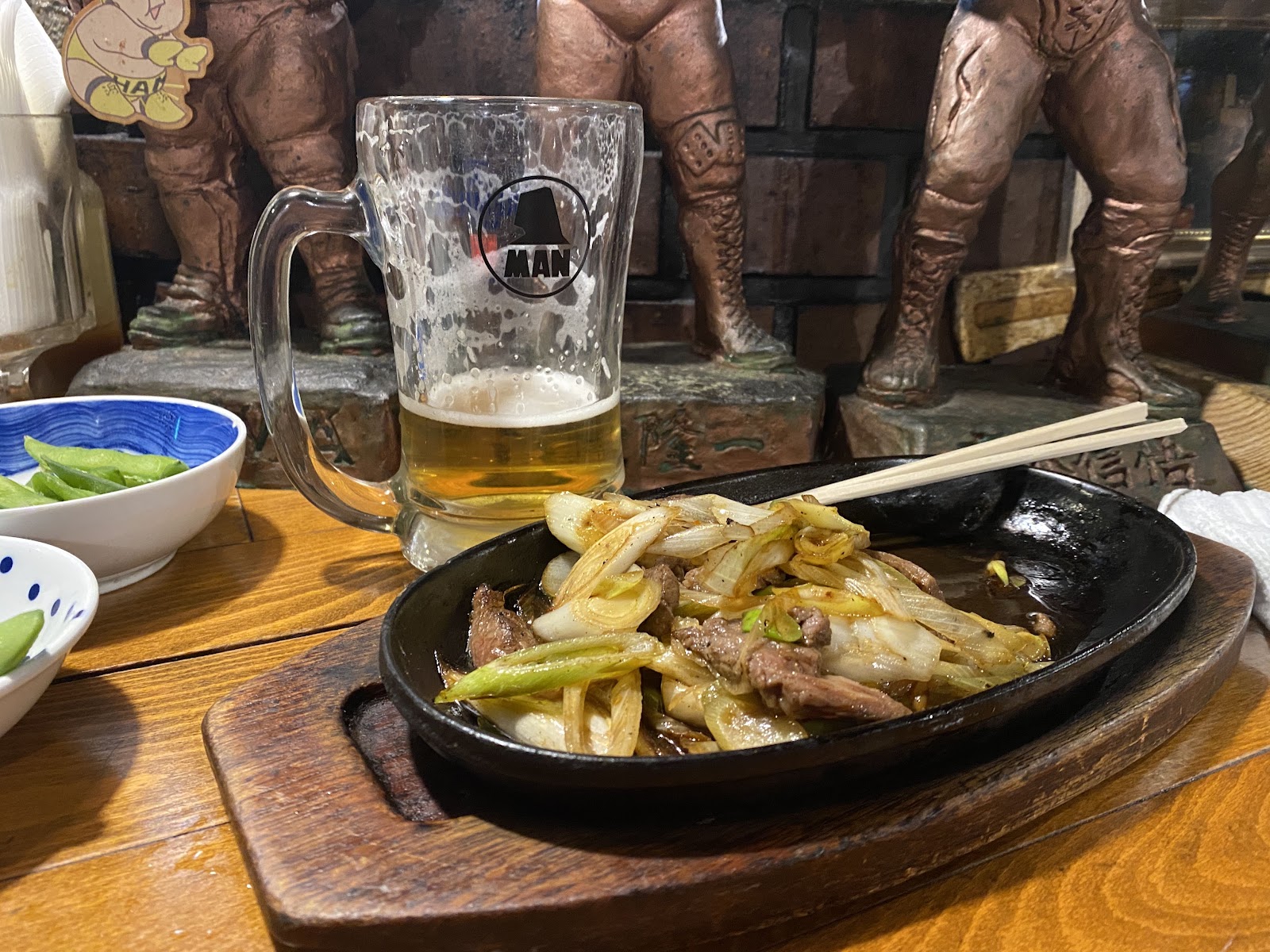 熱い鉄板で提供される肉と野菜の料理