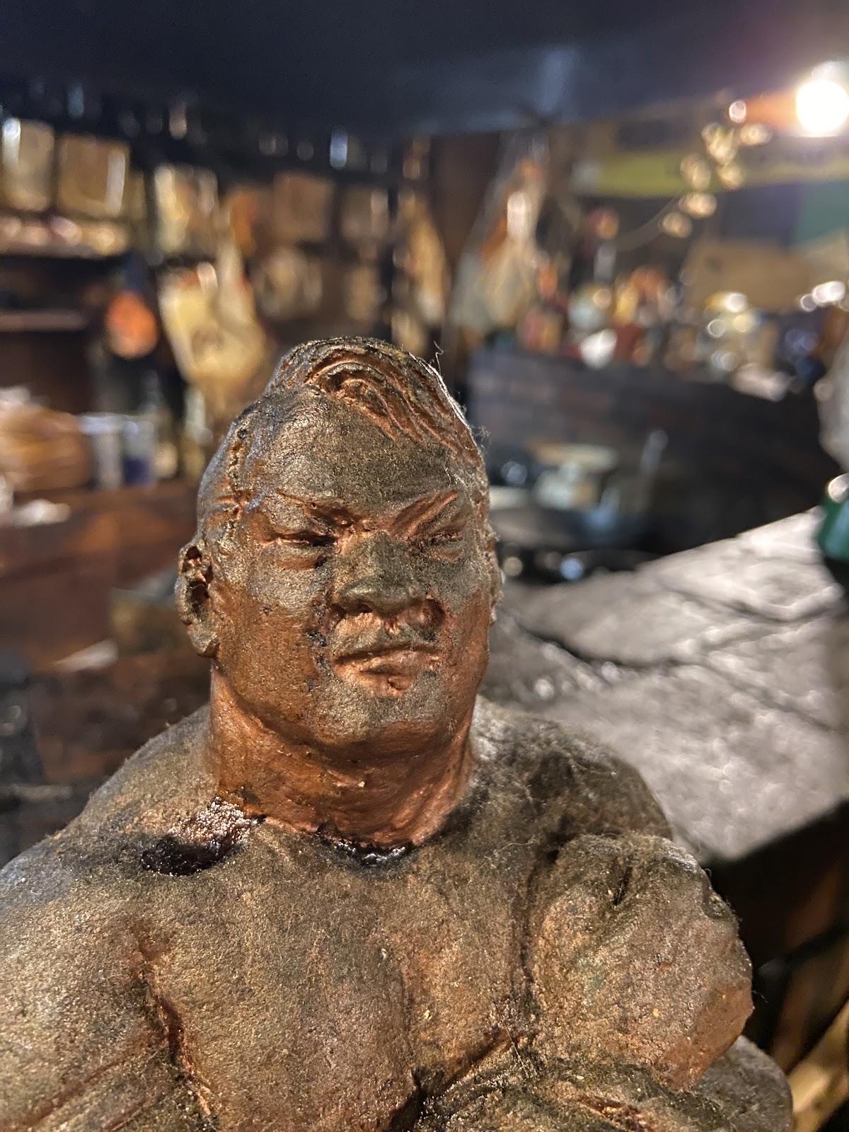 プロレスラーの胸像を正面から捉えた写真