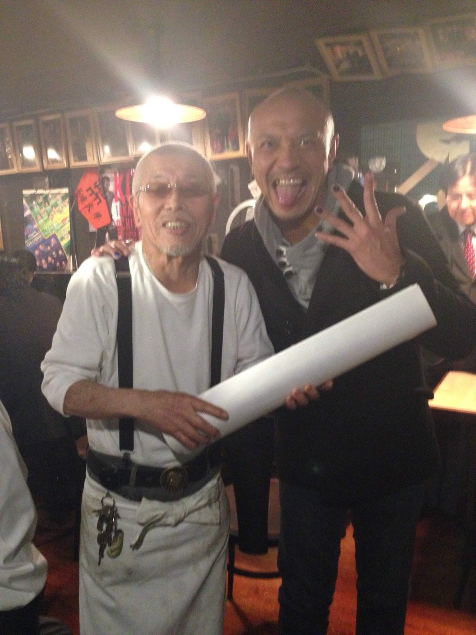 来店したレスラーと笑顔で並ぶ村田マスター